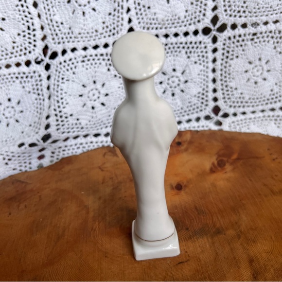 Beautiful Vintage Joseph‎ and Mary porcelain statues - gold touches - Picture 10 of 12